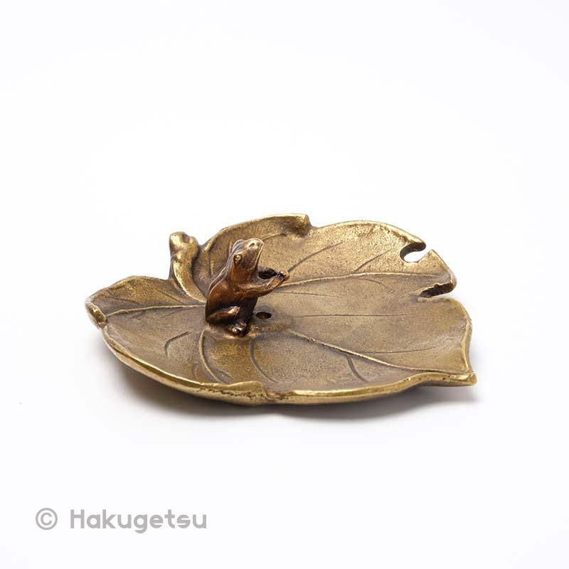 A Frog on a Grape Leaf Design Incense Stick Holder Plate - HAKUGETSU